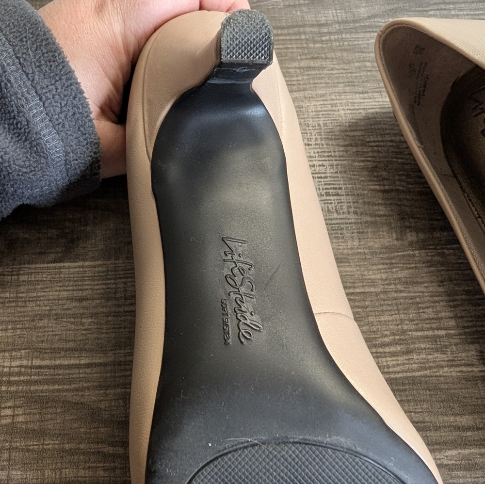 Life Stride Women's Size 8 Nude Heels - Picture 16 of 16